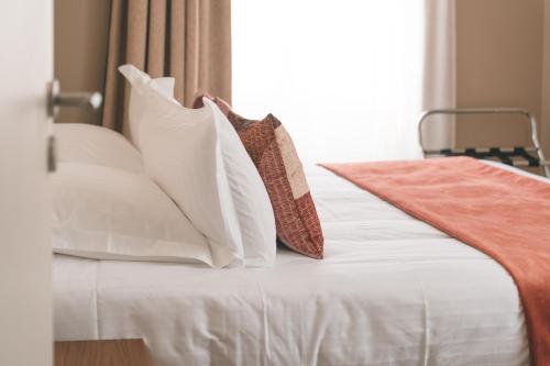Cama o camas de una habitación en Logis Hôtel et Restaurant La Pension du Moulin