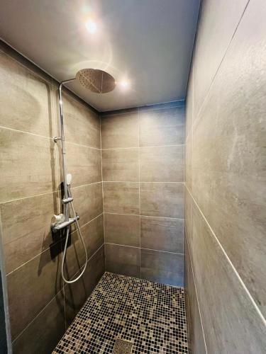 La salle de bains est pourvue d'une douche et de carrelage. dans l'établissement Piscine chauffée dans les vignes, à Roquefort-la-Bédoule