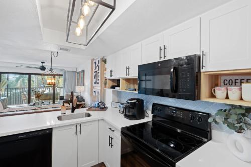 Køkken eller tekøkken på Spend Your Vacation in Luxury with Pool Views