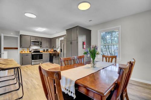 a kitchen and dining room with a table and chairs at Charleston, near Airport, luxury and cozy house in Ladson