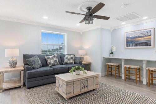 Water side Condo in Sebastian FLにあるシーティングエリア