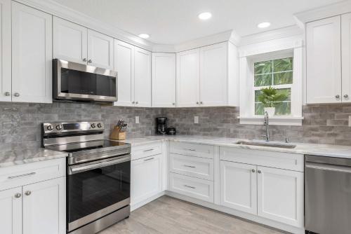 Water side Condo in Sebastian FLにあるキッチンまたは簡易キッチン