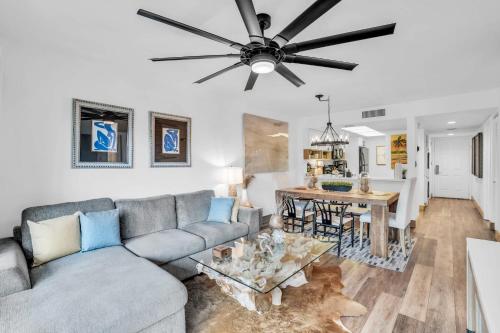 Istumisnurk majutusasutuses Designer Furnished and Views