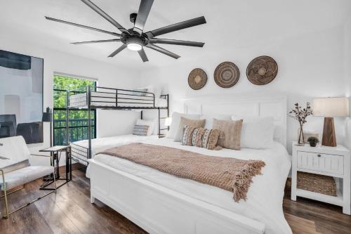 Voodi või voodid majutusasutuse Designer Furnished and Views toas