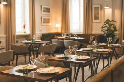 Posezení v ubytování Logis Hôtel et Restaurant La Pension du Moulin