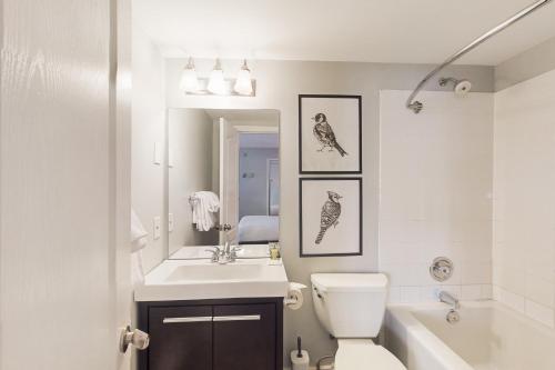 Un baño con lavabo, inodoro y espejo. en Condo 807 at North Creek Resort, en Blue Mountains