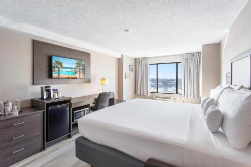 Harborside Hotel Image