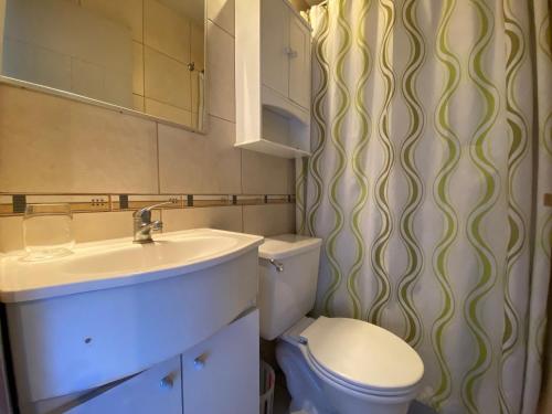 a bathroom with a sink and a toilet at Casa Familiar en Jardín del Mar in Viña del Mar
