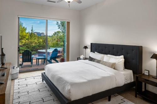 Postel nebo postele na pokoji v ubytování Brewer Road Private Hot Tub Stunning Red Rock Views Modern Southwestern Charm