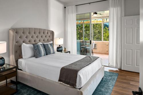 Postel nebo postele na pokoji v ubytování Craigmont Retreat Awe Red Rocks Views Exquisite Decor Above Tlaquepaque