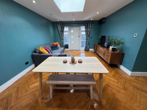 a living room with a table and a couch at Streatham House - 2 Bedroom - Sleeps 6 - Free WiFi in Streatham Vale