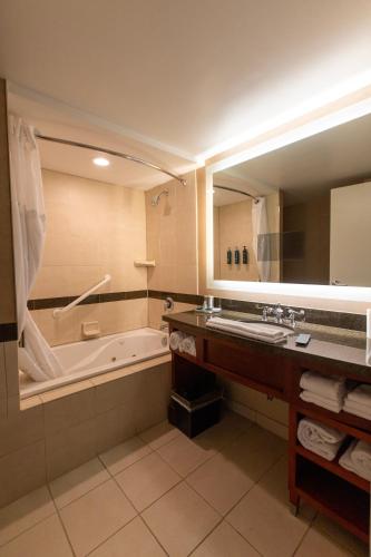 Ein Badezimmer in der Unterkunft Hilton Virginia Beach Oceanfront