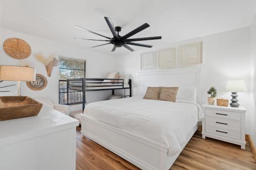 En eller flere senge i et værelse på Spend Your Vacation in Luxury with Pool Views