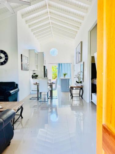 Χώρος καθιστικού στο Elegance, Ochi Rios - 2BR Oasis with Exclusive Private Pool!"