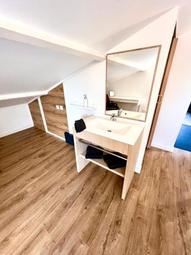 une salle de bain avec un lavabo et un miroir dans l'établissement Villa duplex moderne 5 pièces haut standing, à Launaguet