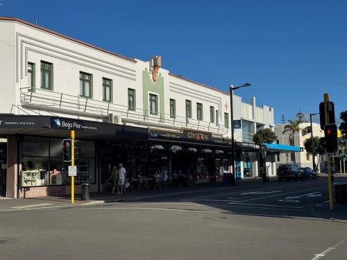 a building on a city street with a traffic light at Chic apartment in Art Deco Napier in Napier