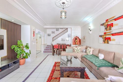 a living room with a couch and a table at Appartement Duplex confort qualité très bien situé in Marrakech