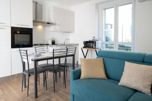een woonkamer met een blauwe bank en een tafel bij Lora apartment,free private parking, self check in in Como