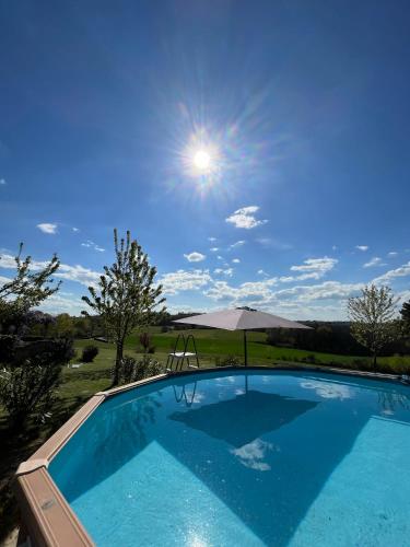 - une piscine au soleil dans l'établissement Les Bayles, à Tamniès