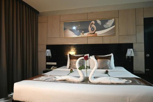 Ένα ή περισσότερα κρεβάτια σε δωμάτιο στο Boss Suites Nana Hotel