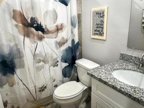 Ένα μπάνιο στο 3BR Retreat Near Downtown - Airport - NRG Stadium
