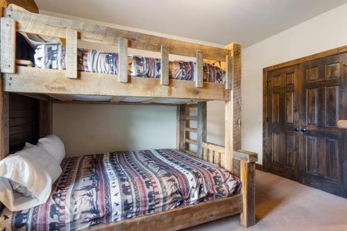 a bedroom with bunk beds in a house at 8 Bed Luxury Lakefront Villa Amazing View 2 Pools Free Resort Amenities Dock in Lampe