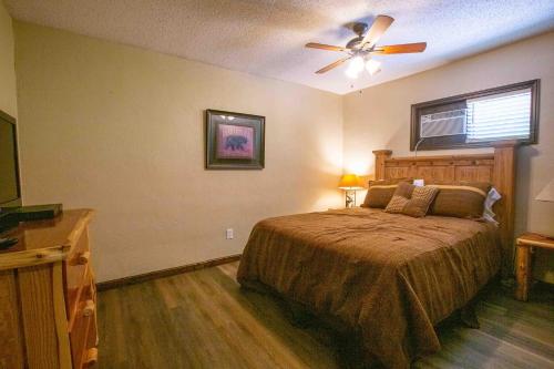 a bedroom with a bed and a ceiling fan at Chalets Resort LAKEFRONT Cottage Free Amenities Amazing views Kayaks 2 Pools in Lampe