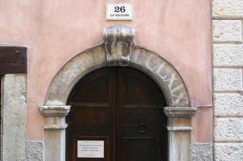 リーヴァ・デル・ガルダにあるResidenza Porte Vecchieの大きな木製のドア