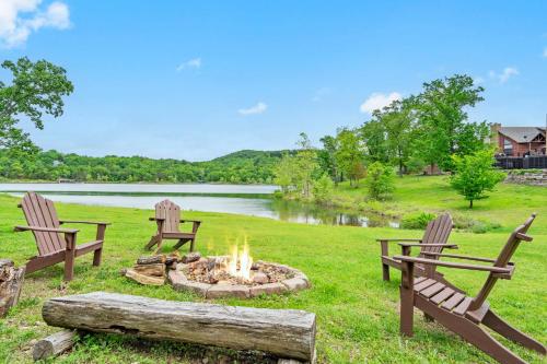 a group of benches sitting around a fire pit at Chalets Resort LAKEFRONT Cottage Free Amenities Amazing views Kayaks 2 Pools in Lampe