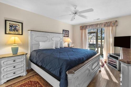 Кровать или кровати в номере 3 Bedroom Condo with Stunning Views-Ground Floor