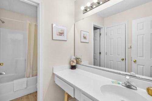 Ванная комната в 3 Bedroom Condo with Stunning Views-Ground Floor