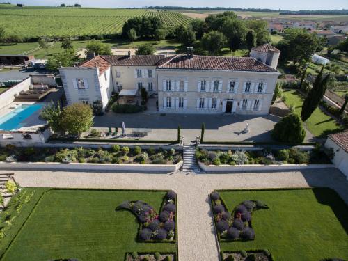 une vue aérienne d'une maison avec un jardin dans l'établissement Le Logis, à Dompierre-sur-Charente