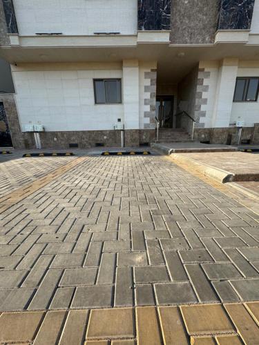 an empty parking lot in front of a building at شقة دار المنى الفندقية in Al Madinah