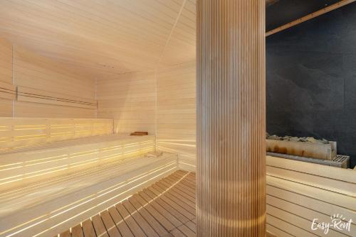 a sauna with a pillar in the middle of it at Pinea Gold 620 - BASEN, sauna, jacuzzi w cenie pobytu - VI piętro z widokiem na morze in Pobierowo