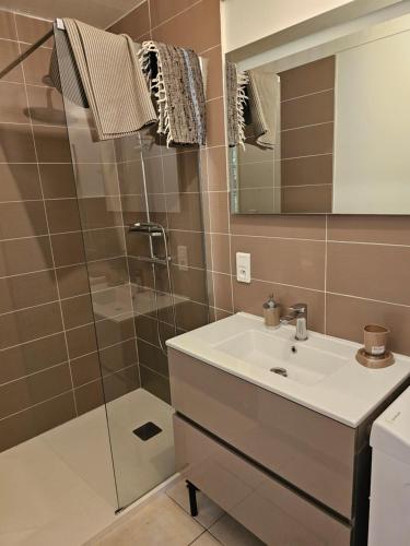 Gite Le Moulin de Rosieres Moulin Champetier في Rosières: حمام مع حوض ودش