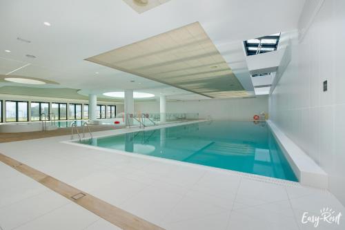 Πισίνα στο ή κοντά στο Pinea Blue 113 - widok na morze, parking w cenie pobytu - Easy - Rent Apartments