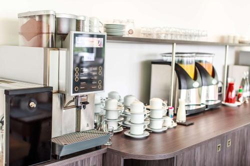 una encimera en una cocina con cafetera en Best Western Plaza Hotel Mannheim, en Mannheim
