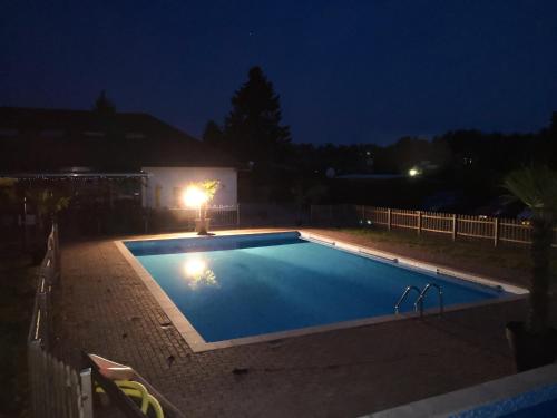 Bazén v ubytování Recreatiepark Maas en Bos nebo v jeho okolí