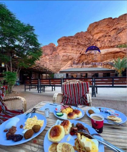 ein Tisch mit Tellern voller Frühstücksspeisen darauf in der Unterkunft Buble camp tour in Disah