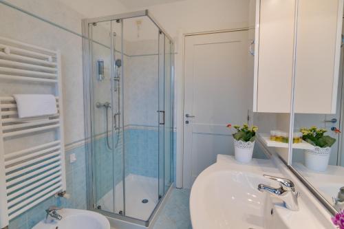 Ένα μπάνιο στο Katja's Flower Valley - 90m2 Apartment