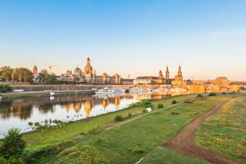 Výhled na řeku, která protéká v blízkosti hotelu