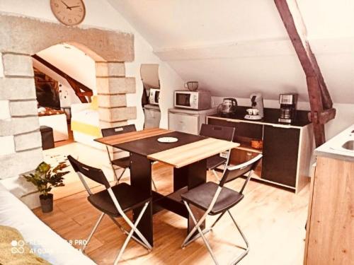 une cuisine avec une table et des chaises dans une pièce dans l'établissement COCON Le Panoramique 10min Honfleur Port Plage Parking gratuit, à Honfleur