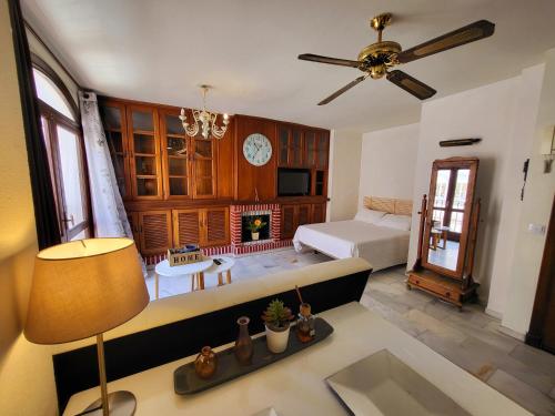 salon z kanapą i wentylatorem sufitowym w obiekcie Beach Apartments Old Town II w mieście Estepona