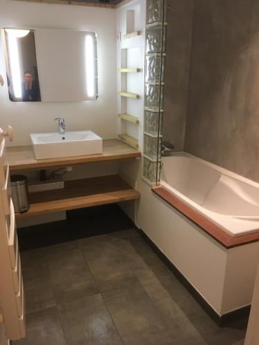 une salle de bain avec un lavabo et une baignoire dans l'établissement Séjour cosy à Saint Nazaire, à Les Eymes