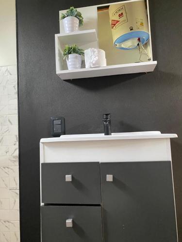 un comptoir avec évier et étagère sur un mur dans l'établissement Casa dos cuadras de la playa, à Punta Ballena