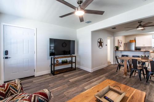 ein Wohnzimmer mit Sofa und Tisch in der Unterkunft The Azure Escape in Corpus Christi