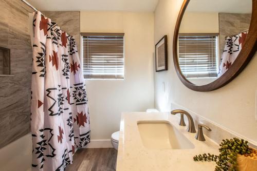 un bagno con lavandino e specchio di The Azure Escape a Corpus Christi