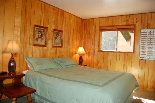 Postel nebo postele na pokoji v ubytování 68 Wawona Dome View