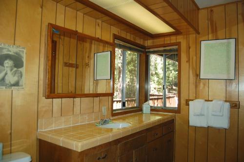 Koupelna v ubytování 68 Wawona Dome View