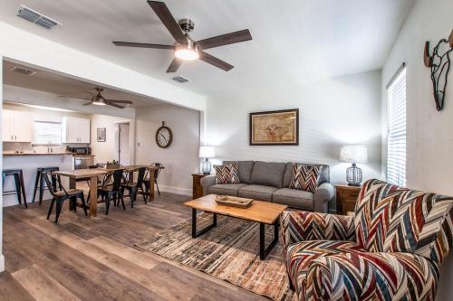 Khu vực ghế ngồi tại Seaside Escape Two Fully Remodeled Homes for Your Group